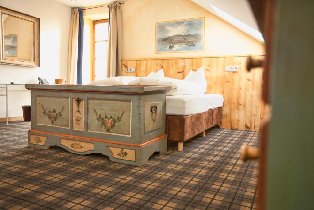 Die Post Landgasthof Aufkirchen Berg am Starnberger See Rum bild